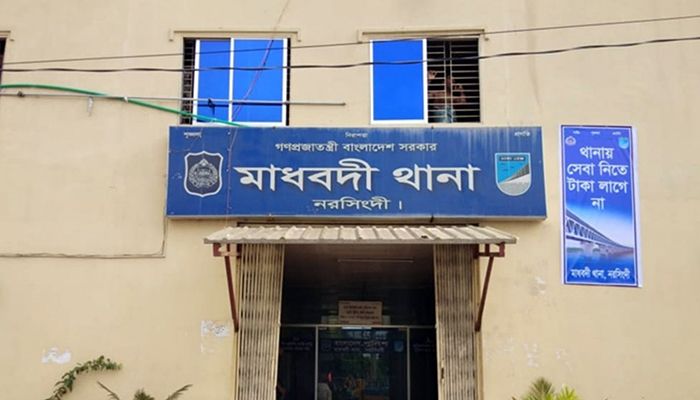 আসামি ছিনিয়ে নিতে থানায় হামলা ও ভাঙচুর  