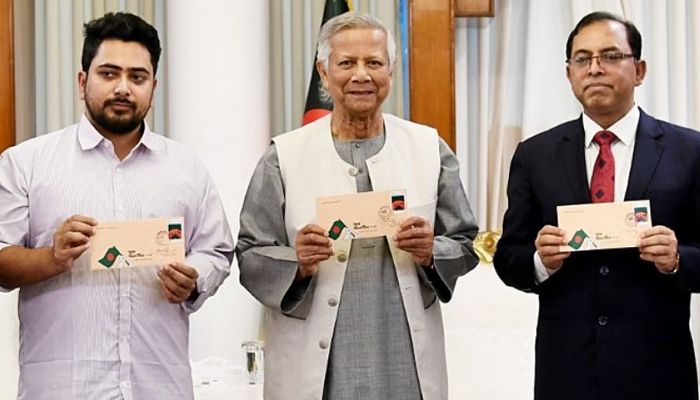 বিজয় দিবসের ডাকটিকিট অবমুক্ত করলেন প্রধান উপদেষ্টা