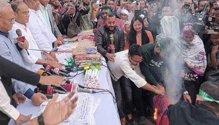 শাড়ি পুড়িয়ে ভারতীয় পণ্য বর্জনের ডাক রিজভীর  
