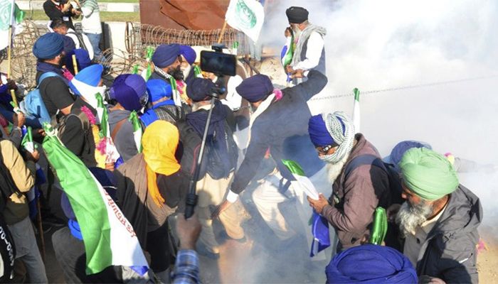 ভারতে কাঁদছে কৃষক, পুলিশের হামলায় আহত ২
