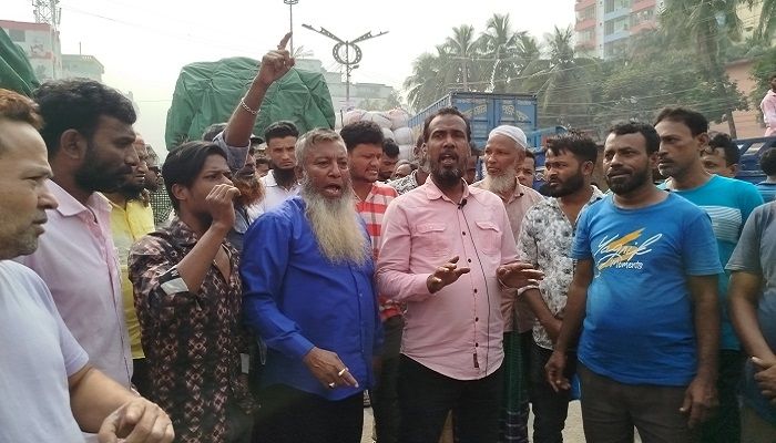 নারায়ণগঞ্জে শ্রমিক নেতা আটকের প্রতিবাদে সড়ক অবরোধ