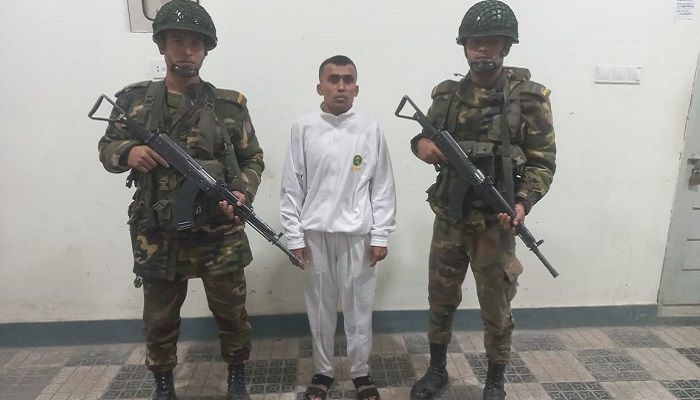 সেনাবাহিনীর ক্যাপ্টেন পরিচয় দেওয়া যুবক আটক