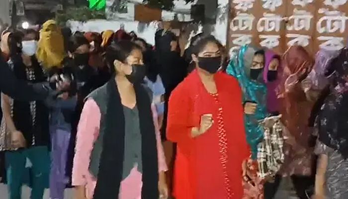 নিম্নমানের খাবারের প্রতিবাদ করায় ‘মারধর’, মিছিল নিয়ে থানায় ছাত্রীরা