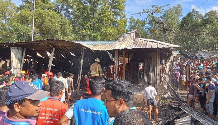 রোহিঙ্গা ক্যাম্পে ৭ স্থাপনা আগুনে পুড়ে ছাই 