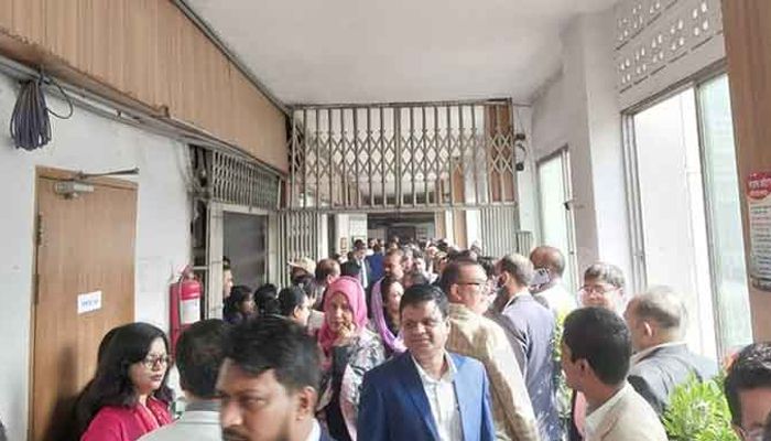 জনপ্রশাসন মন্ত্রণালয়ের সামনে অবস্থান প্রশাসন ক্যাডারদের