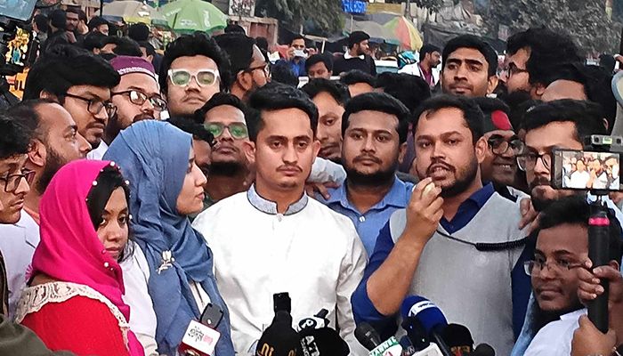 কর্মবিরতির ঘোষণা দিয়ে শাহবাগ ছাড়লেন চিকিৎসকরা   