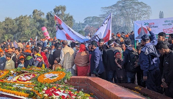 বিজয় উদযাপনে স্মৃতিসৌধে জনতার ঢল