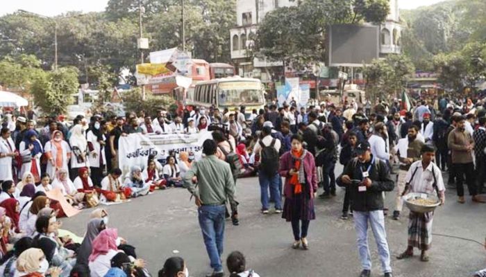 ভাতা বাড়ানোর দাবিতে ফের শাহবাগে অবস্থান ট্রেইনি চিকিৎসকদের