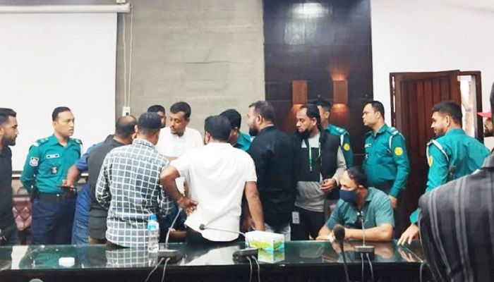 নিলাম চলাকালে জেলা প্রশাসকের কার্যালয়ে হট্টগোল