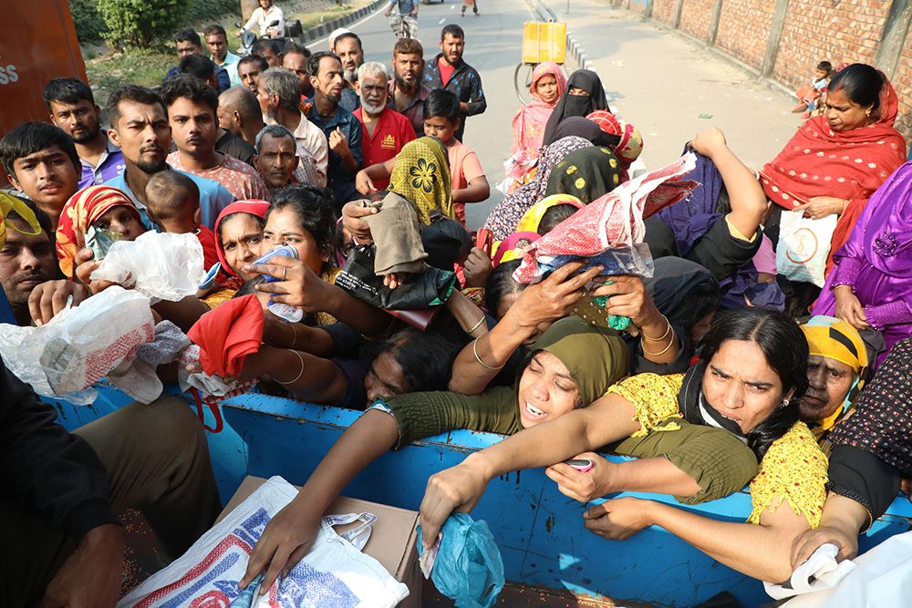 টিসিবির পণ্য নিতে মানুষের ভিড়