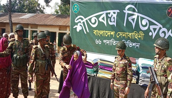 গাইবান্ধায় দুস্থ শীতার্তদের পাশে সেনাবাহিনী