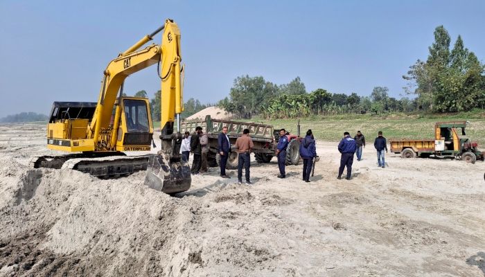 পাবনায় অবৈধভাবে বালু উত্তোলনের দায়ে তিনজনের সাজা