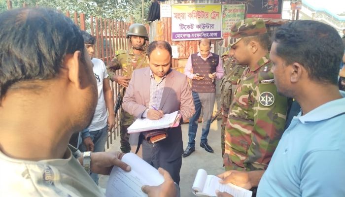 মোহনগঞ্জ রেলওয়ে স্টেশন চত্বরে সেনাবাহিনীর অভিযান। ছবি- নেত্রকোণা প্রতিনিধি