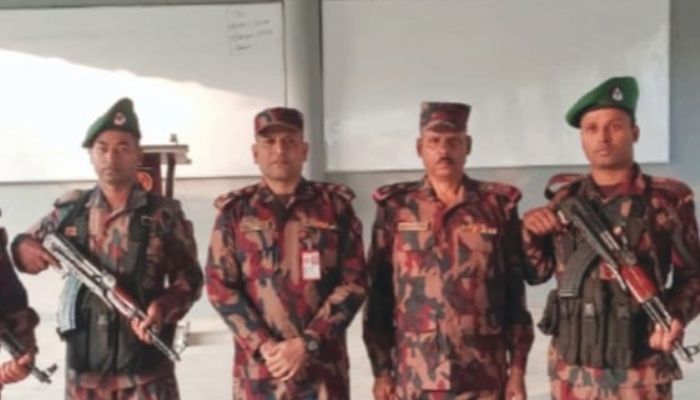 তেঁতুলিয়ায় যাত্রীবাহী বাস থেকে ২১ লাখ টাকার হেরোইন জব্দ