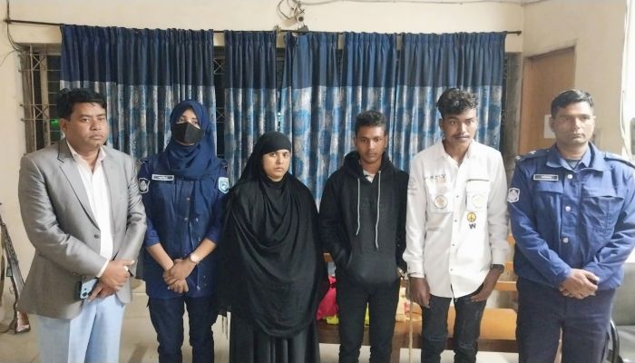 কাঁটাতারের বেড়া পেরিয়ে প্রেমিকের হাত ধরে বাংলাদেশে ভারতীয় গৃহবধু