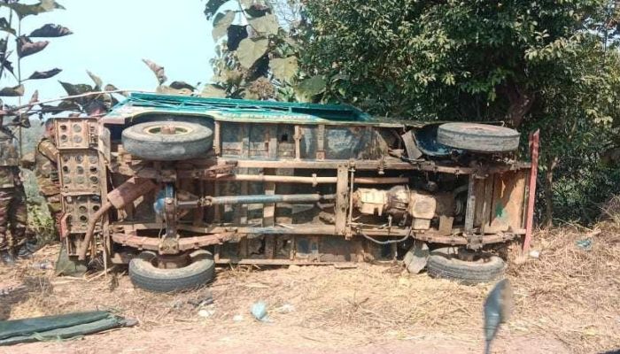 সাজেকে জিপ উল্টে পর্যটক আহত। ছবি- রাঙ্গামাটি প্রতিনিধি