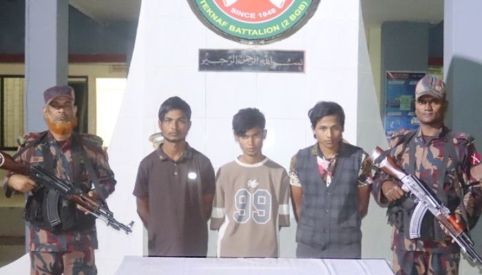 টেকনাফে অস্ত্র ও গুলিসহ তিন রোহিঙ্গা আটক