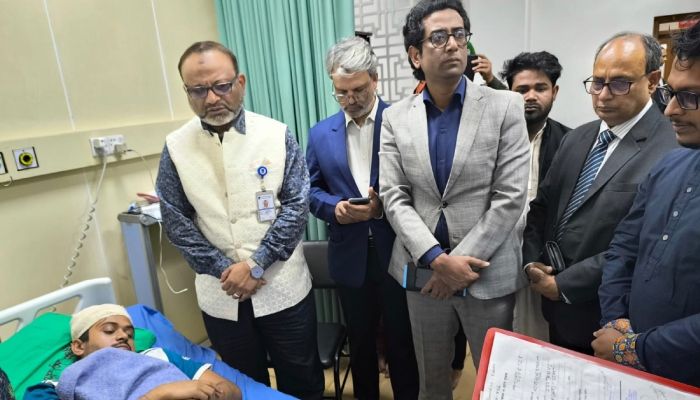 শিক্ষার্থীকে দেখতে হাসপাতালে ঢাবি উপাচার্য। ছবি- ঢাবি প্রতিনিধি