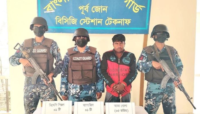 টেকনাফে বিদেশি অস্ত্র ও গুলিসহ আটক ১। ছবি- কক্সবাজার প্রতিনিধি