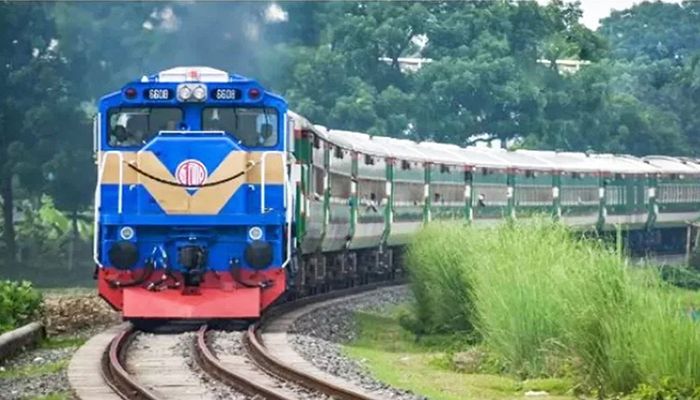 মধ্যরাত থেকে সারাদেশে ট্রেন চলাচল বন্ধ ঘোষণা     