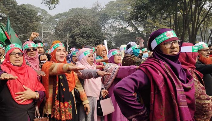 শপথবাক্য পাঠ করছেন সরকারি প্রাথমিক বিদ্যালয়ের সহকারী শিক্ষকরা। ছবি: সংগৃহীত 