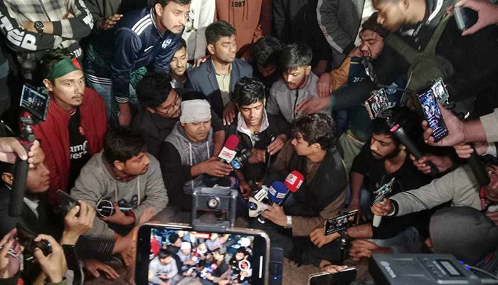 সংবাদ সম্মেলনে সাত কলেজ শিক্ষার্থীরা। ছবি: সংগৃহীত