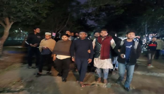 ঢাকা বিশ্ববিদ্যালয়ের ছাত্র ইউনিয়নের সভাপতি মেঘমল্লার বসুর গ্রেপ্তার দাবিতে বশেমুরবিপ্রবিতে বিক্ষোভ। ছবি: বশেমুরবিপ্রবি প্রতিনিধি