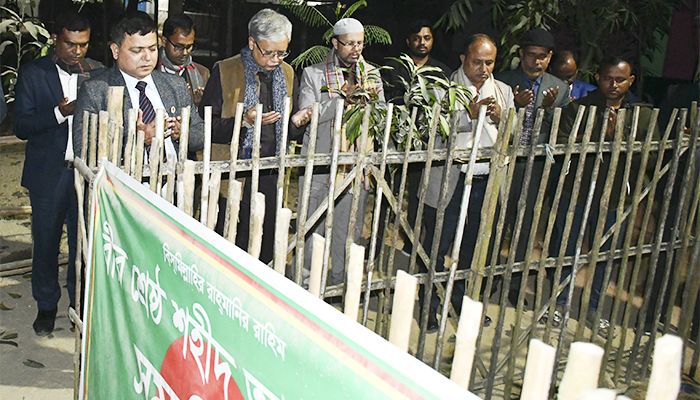 শহিদ আবু সাঈদের কবরে তিন উপাচার্যের শ্রদ্ধা নিবেদন