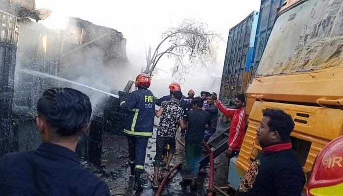 তেজগাঁও ট্রাকস্ট্যান্ডের আগুন নিয়ন্ত্রণে