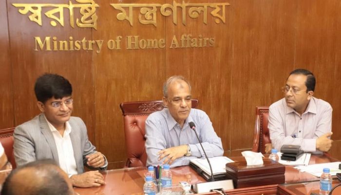 পুলিশের কাজের গতি কমার কারণেই আইনশৃঙ্খলার অবনতি: স্বরাষ্ট্র উপদেষ্টা