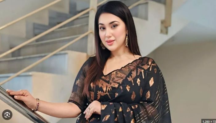 মুসল্লিদের বাধার মুখে অপু বিশ্বাস 