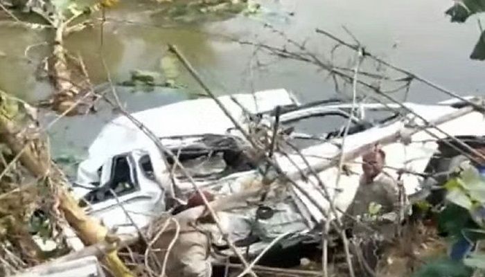 ট্রেনের ধাক্কায় ক্ষতিগ্রস্ত মাইক্রোবাস। ছবি: সংগৃহীত