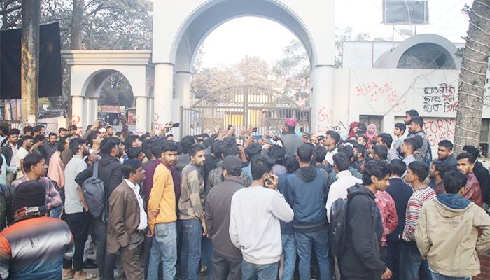 প্রশাসনের নিষেধাজ্ঞা অমান্য করে ইবির ফটকে তালা, ক্ষুব্ধ শিক্ষার্থীরা