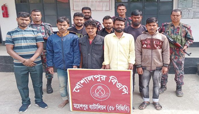 মহেশপুর সীমান্তে বিজিবির হাতে ২৪ জন আটক 