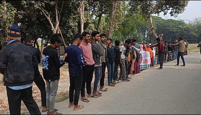 বই বিতরণ অনুষ্ঠানে শেখ হাসিনার ছবি, প্রতিবাদে মানববন্ধন