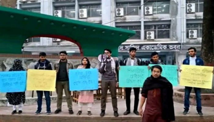 প্রতিবাদ কর্মসূচিতে ছাত্রদল কর্মীর বাধা দেয়ার চেষ্টা