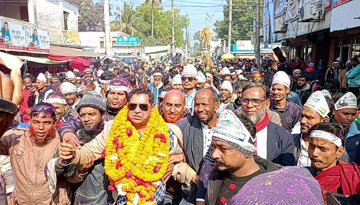 বিএনপি নেতা শেখ জহিরুল ইসলামকে ১৬ বছর পর কাছে পেয়ে বরণ করে নেন নেতাকর্মী ও এলাকাবাসী। ছবি: নড়াইল প্রতিনিধি