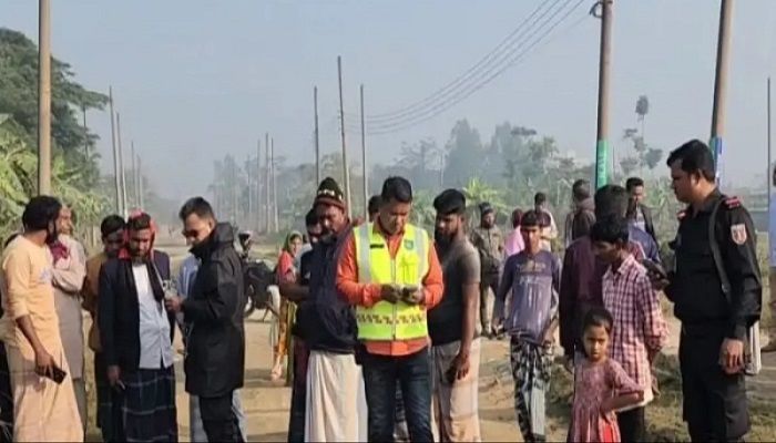 পূর্বাচল থেকে অজ্ঞাত পরিচয় এক নারীর গলাকাটা লাশ উদ্ধার, তদন্তে পুলিশ। ছবি: নারায়ণগঞ্জ প্রতিনিধি 