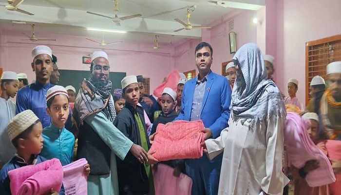 নলডাঙ্গায় কোমলমতি শিশুদের মাঝে শীতবস্ত্র বিতরণ