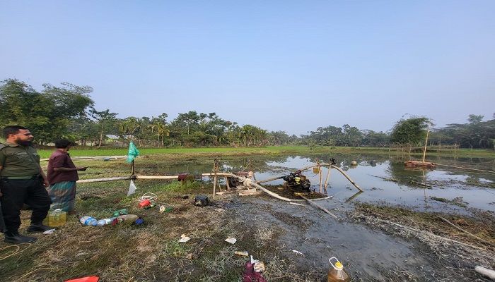 নোয়াখালীর চাটখিলে ফসলি জমি থেকে বালু তোলায় ভ্রাম্যমাণ আদালতের অভিযান। ছবি: নোয়াখালী প্রতিনিধি 