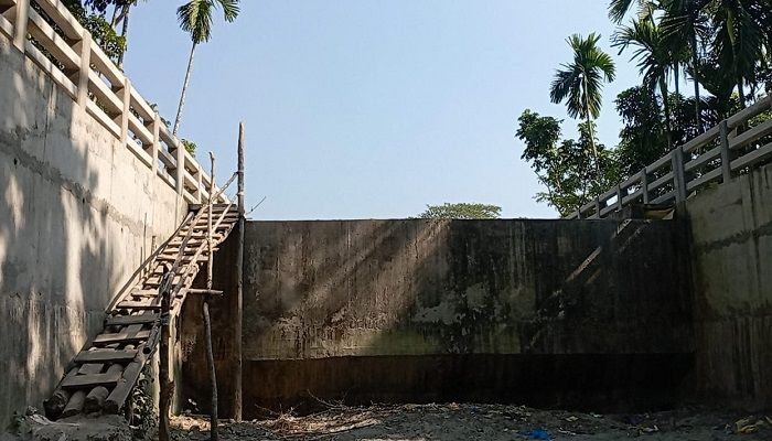 পিরোজপুরের নাজিরপুরে তালতলা শাখা নদীর ওপর সংযোগ সড়কবিহীন সেতু। ছবি: পিরোজপুর প্রতিনিধি 