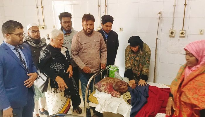রাস্তায় পড়ে থাকা সেই বৃদ্ধার স্বজনের খোঁজ মিলল