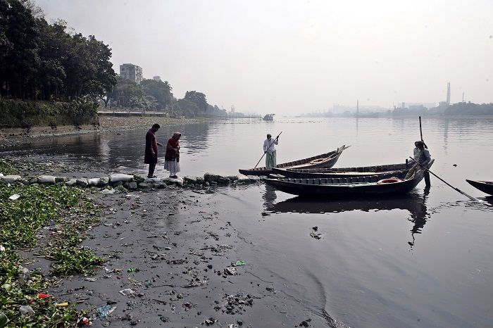 বুড়িগঙ্গার পানি যেন বিষের কণা