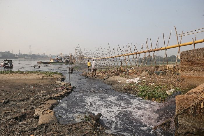 বুড়িগঙ্গার পানি যেন বিষের কণা