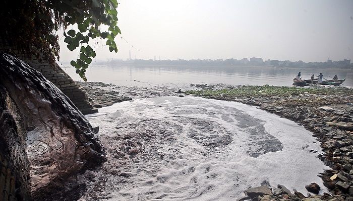 বুড়িগঙ্গার পানি যেন বিষের কণা
