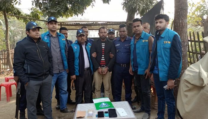 ঘুষ নিতে গিয়ে ধরা খেলেন পাসপোর্ট অফিসের কর্মকর্তা