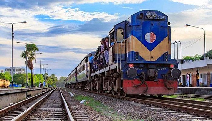 রাত থেকে বন্ধ হতে পারে সারাদেশে ট্রেন চলাচল