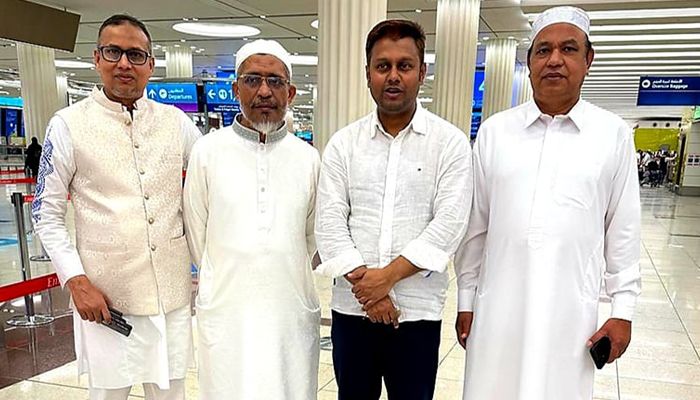 স্বজনদের সঙ্গে লুৎফুজ্জামান বাবর। ছবি: সংগৃহীত 