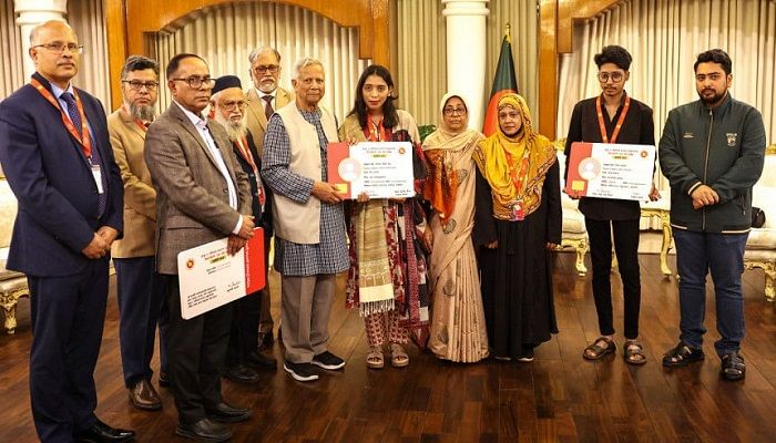 জুলাই অভ্যুত্থানে আহতদের স্বাস্থ্যকার্ড বিতরণ করেন প্রধান উপদেষ্টা ড. মুহাম্মদ ইউনূস। ছবি: সংগৃহীত