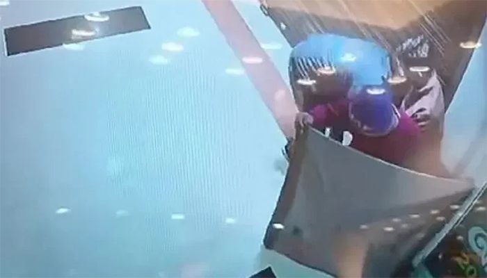 দোকানে ঢুকে সাত মিনিটে ১৫৯ ভরি স্বর্ণ চুরি   